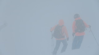 吹雪きに人影